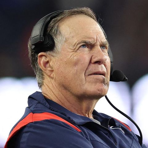 Bill Belichick, Trainer der New England Patriots, steht bei einem NFL-Spiel an der Seitenlinie