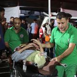 Hier transportieren zwei Sanitäter eine verletzte Frau auf einer Trage in das Krankenhaus (Foto vom 6. November)  