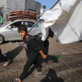 Bei der Ankunft mit seiner Mutter am Krankenhaus trägt ein palästinensischer Junge eine selbstgebastelte weiße Flagge als Lebensversicherung. Sie besagt: "Bitte nicht schießen!"