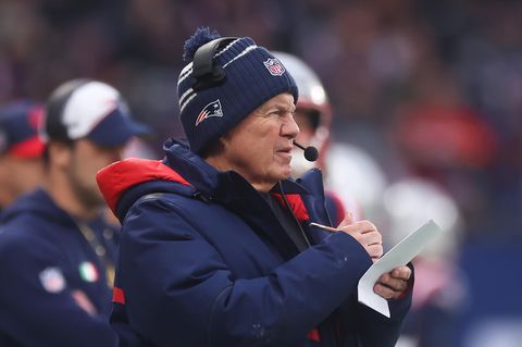 Bill Belichick steht in Winter-Klamotten der New England Patriots am Spielfeldrand