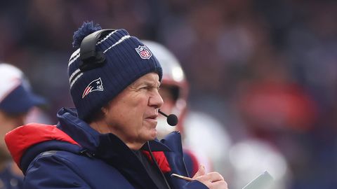 Bill Belichick steht in Winter-Klamotten der New England Patriots am Spielfeldrand