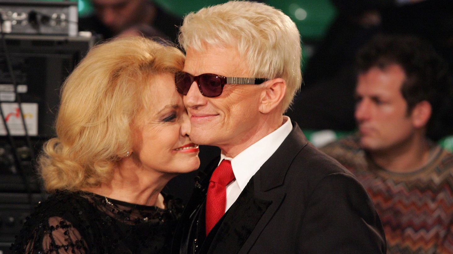 Auf Bildern wie hier im Jahr 2005 wirken die beiden stets innig. Dass das Glück fragil ist, mussten sie schon mehrmals erfahren. So erlitt Hannelore in der Vergangenheit schon einen Herzinfarkt und musste wegen einer Lungenentzündung im Krankenhaus behandelt werden. Wie "Gala" berichtet, habe sie auch schon "diverse Rücken und Hüft-OPs" hinter sich.