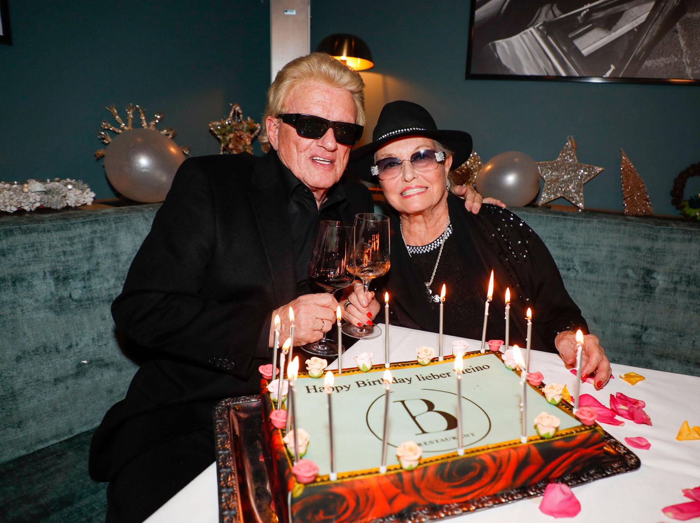 Heino und Hannelore sitzen vor einer Geburtstagstorte, 2021
