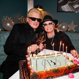 Heino und Hannelore sitzen vor einer Geburtstagstorte, 2021