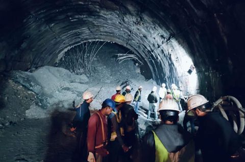 Eingestürzten Straßentunnel, in dem etwa 40 Arbeiter durch einen Erdrutsch verschüttet wurden