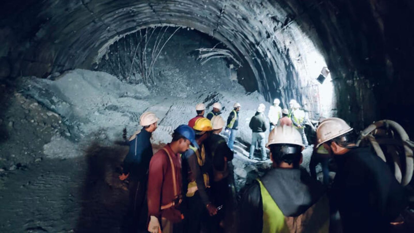 Eingestürzten Straßentunnel, in dem etwa 40 Arbeiter durch einen Erdrutsch verschüttet wurden