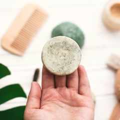 Duschbrocken In einer Hand liegt ein Duschbrocken.