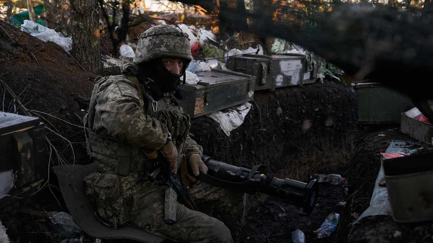 Ein ukranischer Soldat in einem improvisierten Graben.