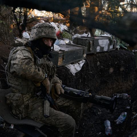 Ein ukranischer Soldat in einem improvisierten Graben.