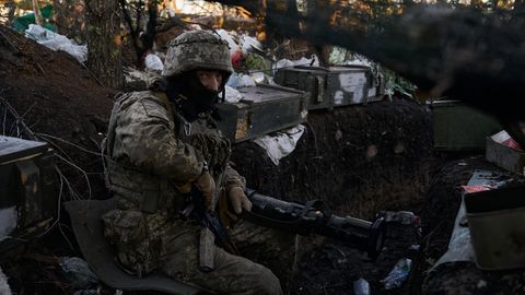 Ein ukranischer Soldat in einem improvisierten Graben.