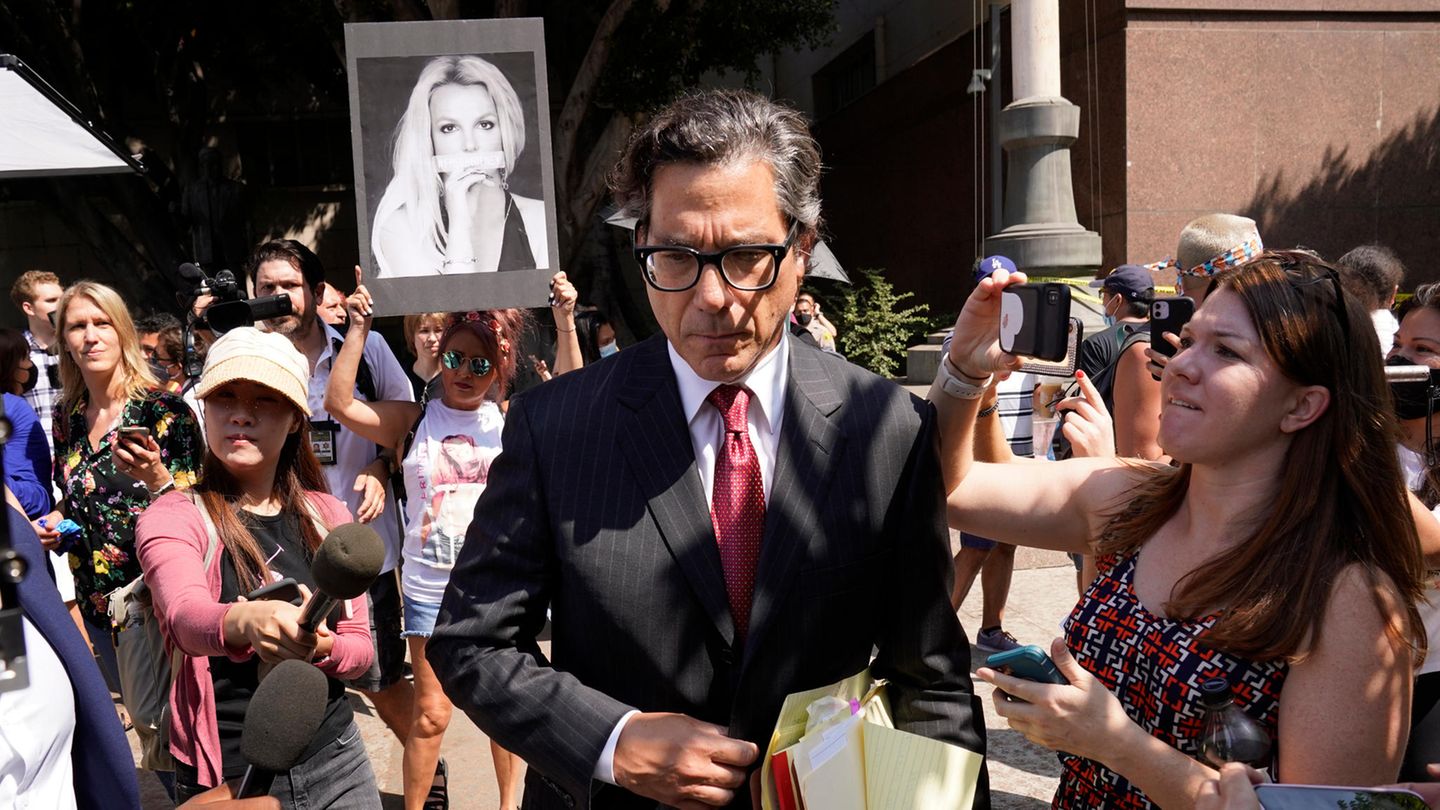 Britney Spears' Anwalt Mathew Rosengart verlässt das Stanley Mosk Courthouse in Los Angeles Britney Spears' Anwalt Mathew Rosengart verlässt das Stanley Mosk Courthouse in Los Angeles