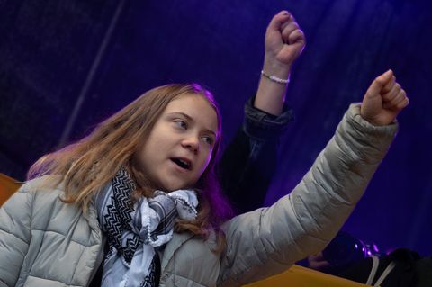 Greta Thunberg trägt ein Palästinenser-Tuch und reckt ihre linke Faust in die Höhe