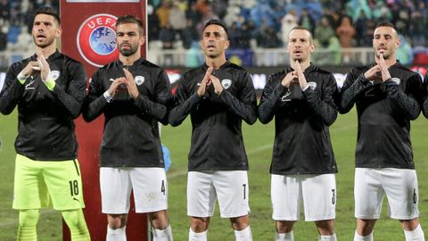 Vor dem Spiel singen die israelischen Spieler die Nationalhymne und formen mit ihren Händen ein Herz