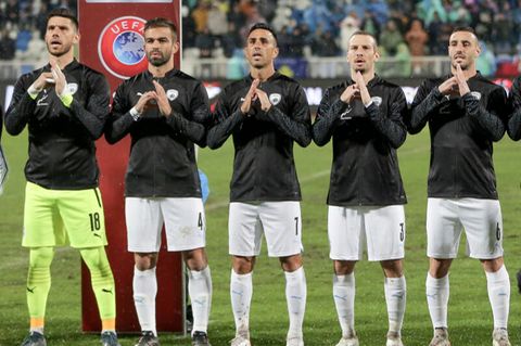 Vor dem Spiel singen die israelischen Spieler die Nationalhymne und formen mit ihren Händen ein Herz