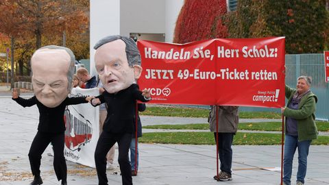 Protestaktion vor dem Bundeskanzleramt: Kanzler Olaf Scholz und Verkehrsminister Volker Wissing sollen das 49-Euro-Ticket dauerhaft sichern.