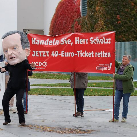 Protestaktion vor dem Bundeskanzleramt: Kanzler Olaf Scholz und Verkehrsminister Volker Wissing sollen das 49-Euro-Ticket dauerhaft sichern.