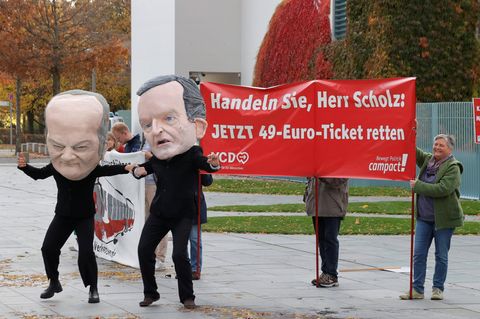 Protestaktion vor dem Bundeskanzleramt: Kanzler Olaf Scholz und Verkehrsminister Volker Wissing sollen das 49-Euro-Ticket dauerhaft sichern.