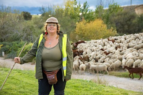 Oberhirtin Marity Gonzalez Garcia, 48, mit der Schafherde der "Asociacion Trashumancia y Naturaleza"