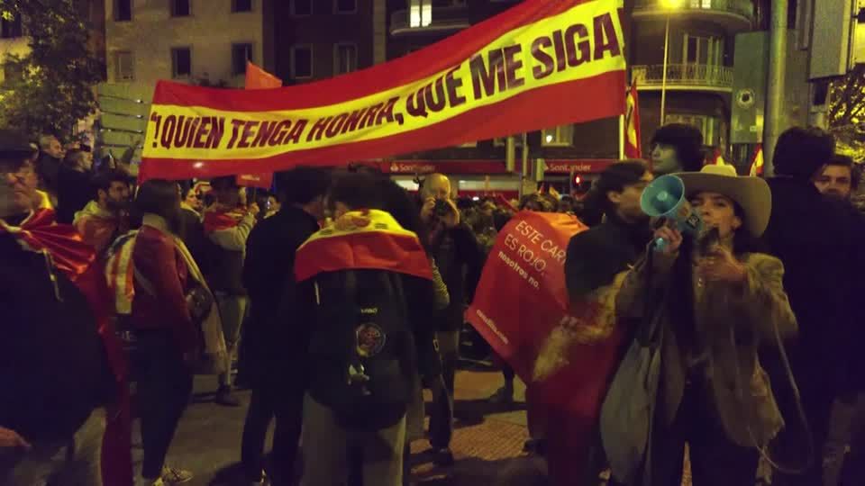 Video: Madrid: Hunderte gehen gegen Regierungschef Sanchez auf die Straße