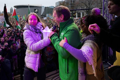 Greta Thunberg (l.) wird von einem Klimaaktivisten unterbrochen, nachdem sie auf der Bühne ihre Solidarität mit den Palästinensern zum Ausdruck gebracht hatte