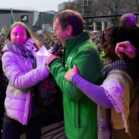 Greta Thunberg (l.) wird von einem Klimaaktivisten unterbrochen, nachdem sie auf der Bühne ihre Solidarität mit den Palästinensern zum Ausdruck gebracht hatte