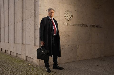Gerhard Conrad steht vor dem Gebäude des Bundesnachrichtendienstes