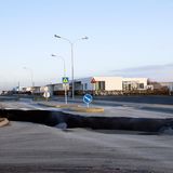 In dem Ort Grindavik hat sich ein riesiger Spalt in einer Straße aufgetan. Die Menschen hier mussten ihre Häuser verlassen.