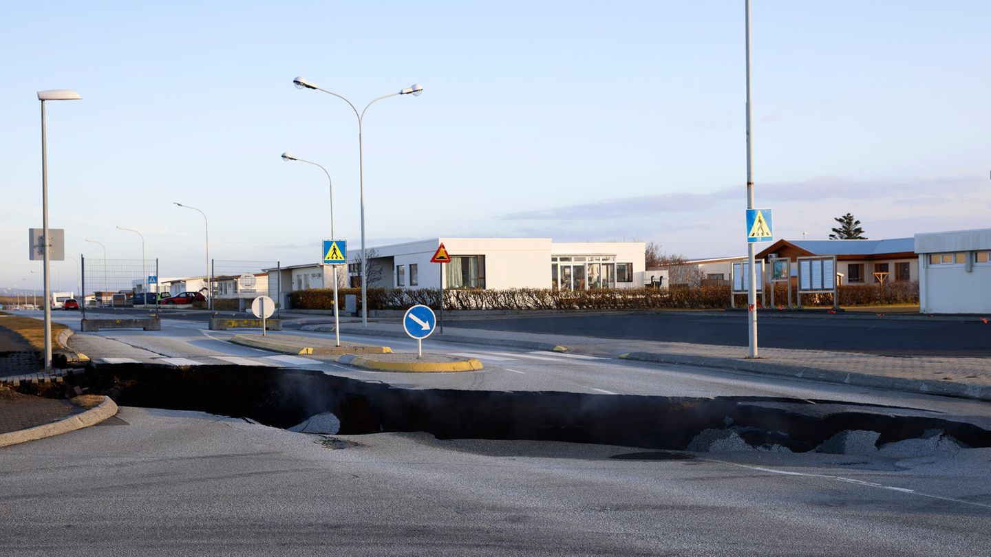 In dem Ort Grindavik hat sich ein riesiger Spalt in einer Straße aufgetan. Die Menschen hier mussten ihre Häuser verlassen.