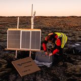 Bei Grindavik arbeitet der seismische Geologe Tom Winder und wertet Daten ais. Ein Geologenteam der Universität von Island hatte zuvor zahlreiche Seismographen in der Region installiert.