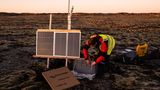 Bei Grindavik arbeitet der seismische Geologe Tom Winder und wertet Daten ais. Ein Geologenteam der Universität von Island hatte zuvor zahlreiche Seismographen in der Region installiert.
