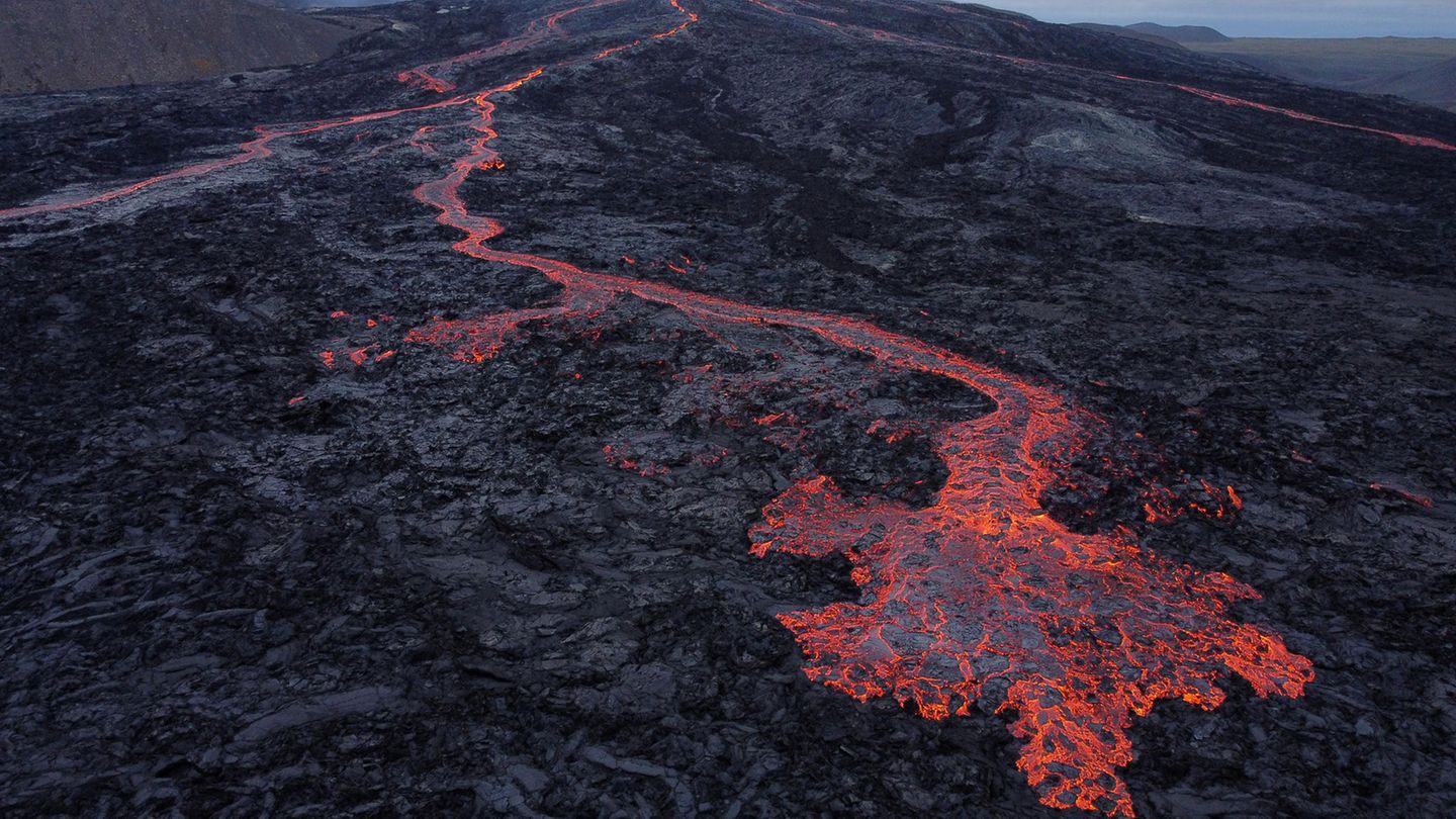 Wo genau im Südwesten Islands ein Vulkanausbruch droht, können Experten nicht sagen. Das Foto zeigt eine Eruption des Fargradalsfjall im August 2021. Dieser Vulkan liegt in der Nähe der Region, die aktuell von der Gefahr betroffen ist.