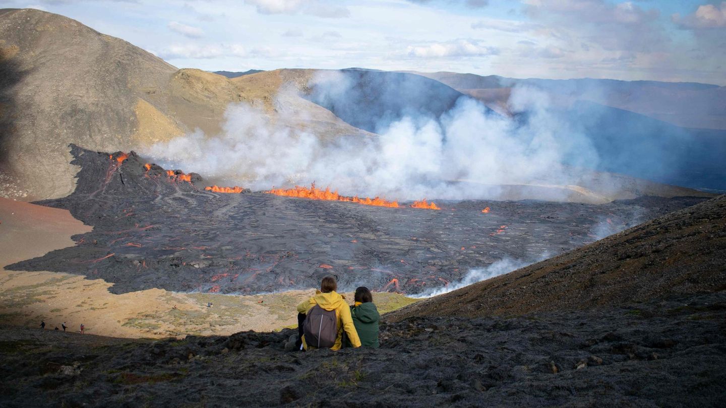 Die wilde Natur auf Island zieht viele Touristen an. An manchen Orten kann man die Vulkan-Aktivitäten aus sicherer Entfernung bestaunen, wie hier im vergangenen Jahr im Augsut in der Nähe von Grindavik.