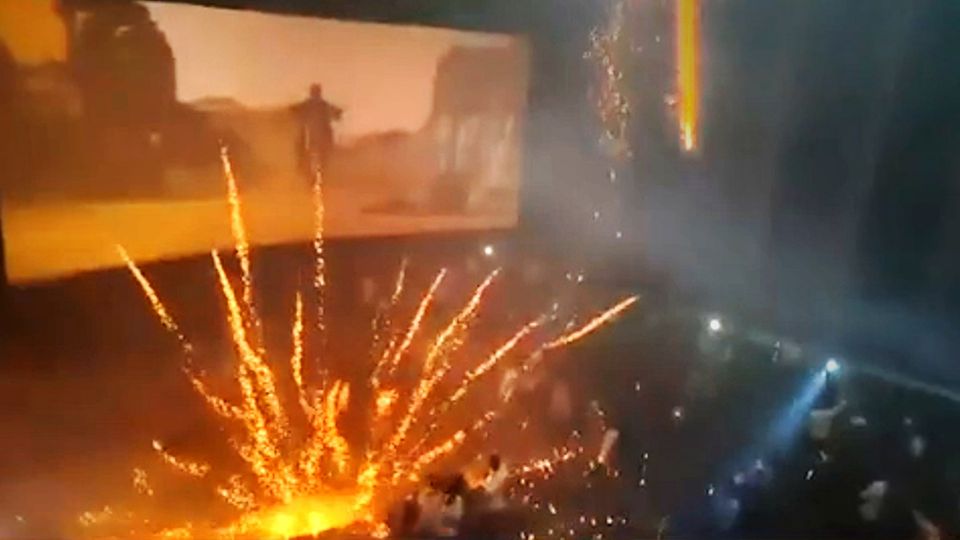 Chaotische Szenen während einer Kinovorführung im indischen Malegaon: Einige Besucher zündeten im Kinosaal Feuerwerkskörper.