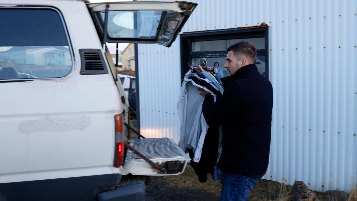 In Grindavik hat ein Mann rasch einige Habseligkeiten aus seinem Haus zusammen gepackt. Den Bewohnern war am Montag erlaubt worden, rasch ein paar Dinge zu holen, nachdem sie am Samstag evakuiert worden waren.