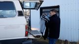 In Grindavik hat ein Mann rasch einige Habseligkeiten aus seinem Haus zusammen gepackt. Den Bewohnern war am Montag erlaubt worden, rasch ein paar Dinge zu holen, nachdem sie am Samstag evakuiert worden waren.