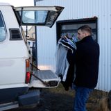 In Grindavik hat ein Mann rasch einige Habseligkeiten aus seinem Haus zusammen gepackt. Den Bewohnern war am Montag erlaubt worden, rasch ein paar Dinge zu holen, nachdem sie am Samstag evakuiert worden waren.