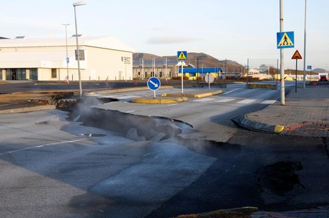 In Grindavik steigt Dampf aus einer Spalte auf, die sich in einer Straße aufgetan hat.