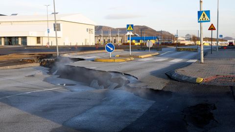 In Grindavik steigt Dampf aus einer Spalte auf, die sich in einer Straße aufgetan hat.