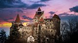 Wer das Schloss Bran in Transsilvanien besucht, der sollte eine Portion Knoblauch mitnehmen. Die schaurig-schöne Burg könnte mit ihren dunklen Gängen, den kleinen Fenstern und den verwachsenen Gemäuern direkt aus einer Dracula-Saga stammen. Passend dazu können die Besucher in den Ausstellungsräumen einen Blick in die Geschichte des Schlosses werfen, die von blutigen und grausamen Zeiten geprägt ist.   Mehr Infos: Schloss Bran