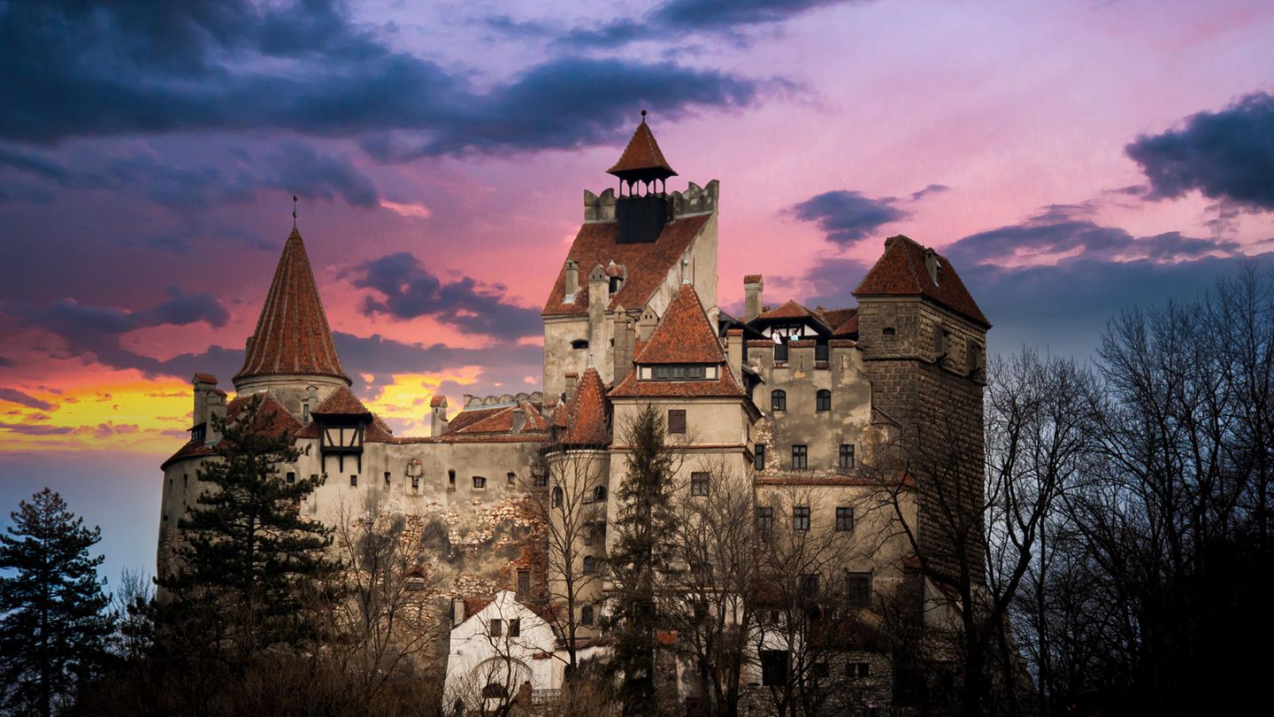 Wer das Schloss Bran in Transsilvanien besucht, der sollte eine Portion Knoblauch mitnehmen. Die schaurig-schöne Burg könnte mit ihren dunklen Gängen, den kleinen Fenstern und den verwachsenen Gemäuern direkt aus einer Dracula-Saga stammen. Passend dazu können die Besucher in den Ausstellungsräumen einen Blick in die Geschichte des Schlosses werfen, die von blutigen und grausamen Zeiten geprägt ist.   Mehr Infos: Schloss Bran