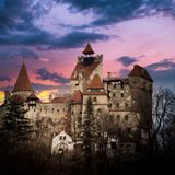 Wer das Schloss Bran in Transsilvanien besucht, der sollte eine Portion Knoblauch mitnehmen. Die schaurig-schöne Burg könnte mit ihren dunklen Gängen, den kleinen Fenstern und den verwachsenen Gemäuern direkt aus einer Dracula-Saga stammen. Passend dazu können die Besucher in den Ausstellungsräumen einen Blick in die Geschichte des Schlosses werfen, die von blutigen und grausamen Zeiten geprägt ist.   Mehr Infos: Schloss Bran