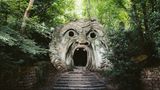 Dieser Monstermund befindet sich im Sacro Bosco, dem "Park der Ungeheuer", in der westlichen italienischen Region Latium. Es soll nichts geringeres als der Eingang zur Hölle sein, heißt es unter Einheimischen. Und es ist bei weitem nicht die einzige gruselige Skulptur in den Hainen des Parkes. Dort wimmelt es nur so von steinernen Monstern, die zum Gruseln einladen.   Mehr Infos: Sacro Bosco