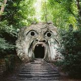 Dieser Monstermund befindet sich im Sacro Bosco, dem "Park der Ungeheuer", in der westlichen italienischen Region Latium. Es soll nichts geringeres als der Eingang zur Hölle sein, heißt es unter Einheimischen. Und es ist bei weitem nicht die einzige gruselige Skulptur in den Hainen des Parkes. Dort wimmelt es nur so von steinernen Monstern, die zum Gruseln einladen.   Mehr Infos: Sacro Bosco