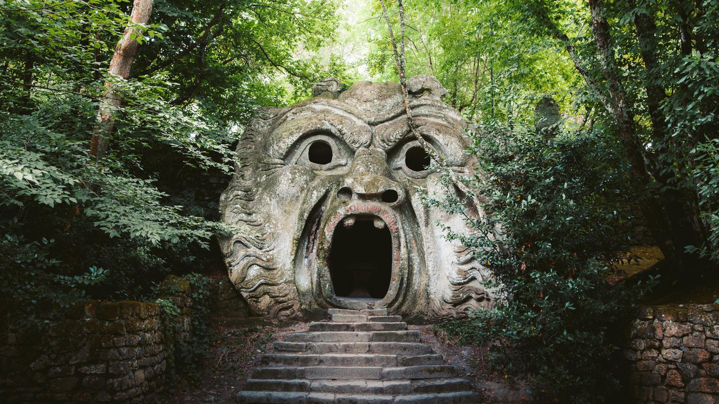 Dieser Monstermund befindet sich im Sacro Bosco, dem "Park der Ungeheuer", in der westlichen italienischen Region Latium. Es soll nichts geringeres als der Eingang zur Hölle sein, heißt es unter Einheimischen. Und es ist bei weitem nicht die einzige gruselige Skulptur in den Hainen des Parkes. Dort wimmelt es nur so von steinernen Monstern, die zum Gruseln einladen.   Mehr Infos: Sacro Bosco