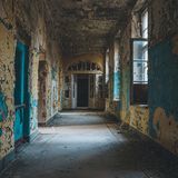 Schottlands Hauptstadt Edinburgh gilt als der Ort mit den weltweit meisten Spukerscheinungen. Kein Wunder, dass die Stadt auch jede Menge Gruselorte beherbergt. Vor allem um das Edinburgh Castle ranken sich zahlreiche Sagen und Mythen. Das älteste noch erhaltene Gebäude stammt aus dem 12. Jahrhundert und soll einer Legende zufolge unter anderem den Geist eines dudelsackspielenden Waisenjungen beherbergen. Man sagt, die Melodie hört man immer mal wieder durch die dicken Mauern klingen.   Mehr Infos: Edinburgh Castle