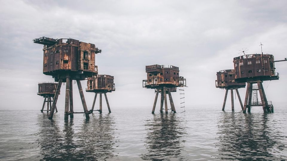 Ursprünglich waren sie dafür gedacht, die britische Küste im Zweiten Weltkrieg vor deutschen Angriffen zu schützen. Heute stehen die verlassenen Stahltürme an der Mündung der Flüsse Mersey und Themse und erinnern eher an eine Dystopie. Wegen der teilweise unmenschlichen Lebensbedingungen der Soldaten auf den Wachtürmen trägt der mystische Ort heute auch den Spitznamen "Fort Madness".   Mehr Infos: Maunsell Sea Forts