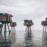 Ursprünglich waren sie dafür gedacht, die britische Küste im Zweiten Weltkrieg vor deutschen Angriffen zu schützen. Heute stehen die verlassenen Stahltürme an der Mündung der Flüsse Mersey und Themse und erinnern eher an eine Dystopie. Wegen der teilweise unmenschlichen Lebensbedingungen der Soldaten auf den Wachtürmen trägt der mystische Ort heute auch den Spitznamen "Fort Madness".   Mehr Infos: Maunsell Sea Forts