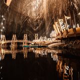 In Rumänien ist aus einem alten Salzbergwerk ein spektakulärer Freizeitpark entstanden – und zwar bis zu 120 Meter unter der Erde. Im Jahr 2010 hat der unterirdische Freizeitpark eröffnet, der einst schon von den Römern als Bergwerk genutzt wurde. Es gibt einen Sportplatz, Billard, Bowling, ein Riesenrad und viele weitere Attraktionen. Auf dem See mitten im Stollen kann man außerdem eine Bootstour durch den schaurig schönen Freizeitpark machen.  Mehr Infos: Salina Turda