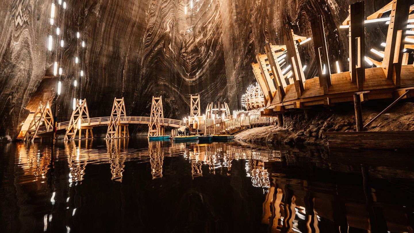 Salina Turda, Rumänien In Rumänien ist aus einem alten Salzbergwerk ein spektakulärer Freizeitpark entstanden – und zwar bis zu 120 Meter unter der Erde. Im Jahr 2010 hat der unterirdische Freizeitpark eröffnet, der einst schon von den Römern als Bergwerk genutzt wurde. Es gibt einen Sportplatz, Billard, Bowling, ein Riesenrad und viele weitere Attraktionen. Auf dem See mitten im Stollen kann man außerdem eine Bootstour durch den schaurig schönen Freizeitpark machen. Mehr Infos: Salina Turda