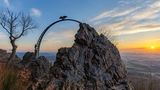 Vor etwa 2000 Jahren befand sich mitten in der deutschen Pfalz eines der wichtigsten keltischen Stadtzentren in ganz Europa. Auf dem Donnerberg haben die Bewohner den Göttern gehuldigt, wobei vor allem der Donnergott eine große Rolle bei den Kelten spielte. Andere Legenden berichten etwa von Zwergenkönigen, die den Berg einst bewohnten. Heute ist der Berg beliebtes Ausflugs- und Wanderziel.  Mehr Infos: Donnersberg